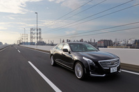 4WD車の「CT6」では、新開発の軽量シャシーに加え、磁性流体ダンパーとフルタイム4WDシステム、後輪操舵機構を統合制御することで、ボディーサイズを感じさせない機敏な走りを実現している。