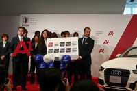 佐々木監督にA1ボード、澤選手にA1カラーバリエーションボードが手渡された。