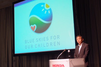 会見に臨む、ホンダの汎用事業本部本部長 山田琢二氏。後ろに見えるロゴは、同社の新しいグローバル環境スローガン「BLUE SKIES FOR OUR CHILDREN」。
