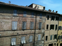 シエナ旧市街にある、4年前まで筆者が住んでいた家からの風景。昼間だというのに、ほとんどの家がペルシアーナを閉めたままである。