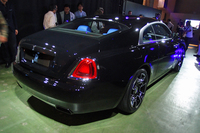 「レイス ブラックバッジ」のリアビュー。