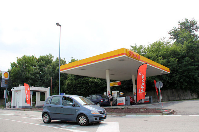 イタリアにもようやく出現し始めたドライブスルー式ガソリンスタンド。