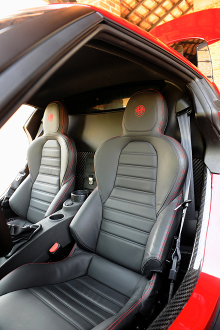 アルファ・ロメオ4C（MR/6AT）【海外試乗記】 人々にスーパーカーを！ - webCG アルファロメオ4C 8C 156 ジュリア スパイダー SZ RZ用車用ヘッドレストランバーサポートクッション、柔らかく快適で通気性