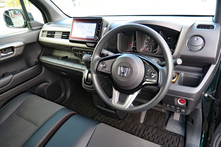 「N-WGN Lスタイル＋ ビター」のインストゥルメントパネルまわり。