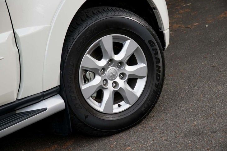 「ファイナルエディション」のタイヤサイズは265/65R17。テスト車にはマッド＆スノー規格に対応した「ダンロップ・グラントレックAT20」が装着されていた。