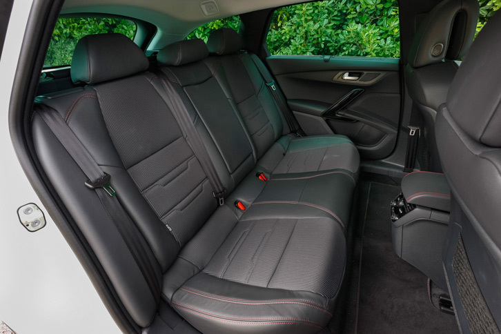シートカラーはダークグレーのみ。後席の背もたれには6：4分割可倒機構が備わる。