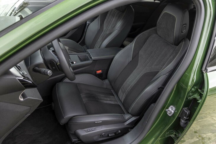 「308 GTハイブリッド」のシートは、テップレザーとアルカンターラのコンビ仕立てとなっている。