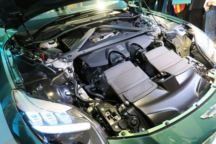 アストンマーティンDB12（4リッターV8ツインターボエンジン）