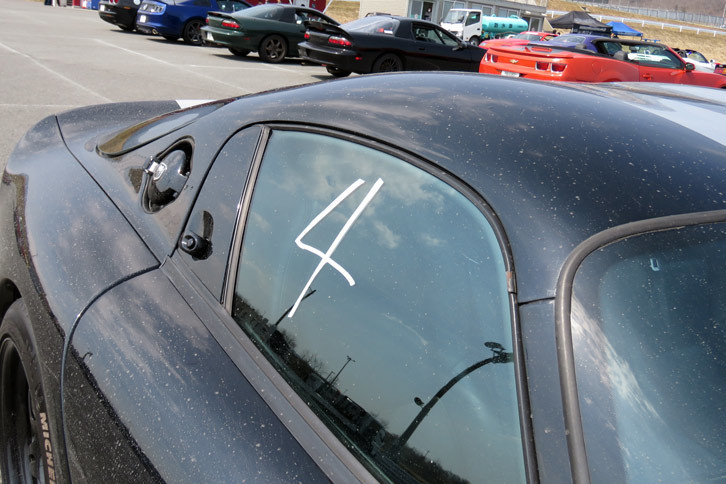 ドラッグレースなどでもそうだが、アメ車の走行イベントでは、ゼッケンなどは張らずにウィンドウにナンバーを“直書き”するのがお約束。カッコよくて、消すのがもったいなかった。