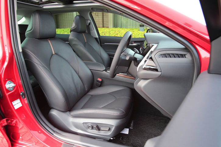 前席のヒップポイントは先代よりも20mmダウン。車両の低重心化が図られた。