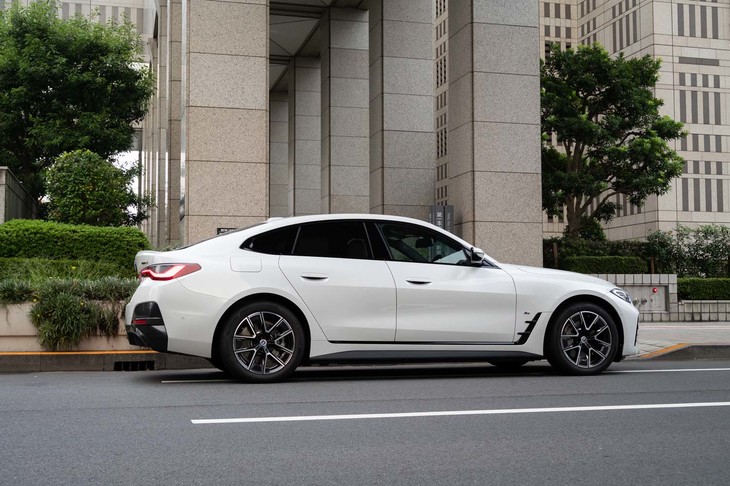 ボディーサイズは全長×全幅×全高＝4785×1850×1455mm。トランクリッドではなくハッチゲートを備えた5ドアのクーペだ。