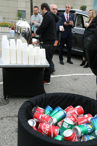 プレスデー初日の朝7時、クライスラーがスポンサーを務める朝食会場で。朝からコーラはじめとする炭酸飲料をたっぷり用意してあるあたり、さすが米国だ。