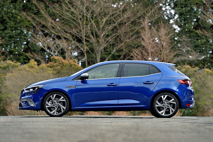 
	日本では2017年10月にデビューした、新型「メガーヌGT」。先代よりも前後に70mm長い、伸びやかなスタイリングをまとう。
	