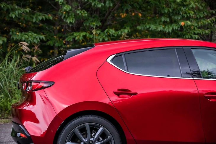 ボディーサイドにキャラクターラインがないエクステリアデザインも「マツダ3」の特徴のひとつ。Cピラーは太く、運転席からの斜め後方視界は十分確保されているとは言い難い。