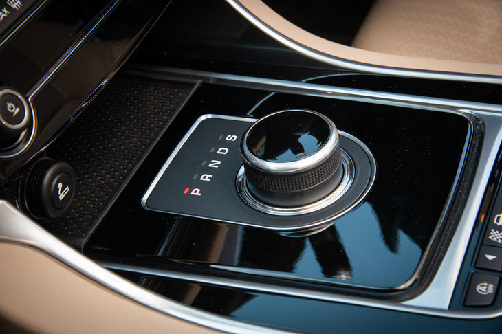 シフトセレクターはロータリー式を採用。エンジンオンでせり上がる。