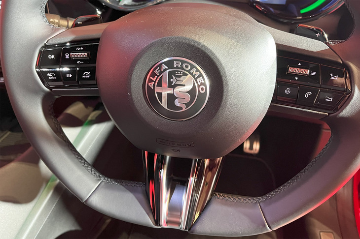 アルファ・ロメオ・ジュニア（ステアリングホイール）