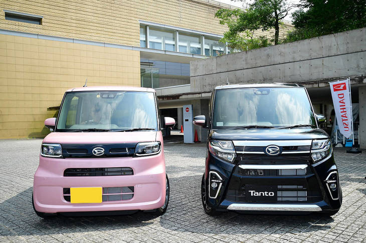 「タント」（左）と「タントカスタム」（右）。（写真=池之平昌信）