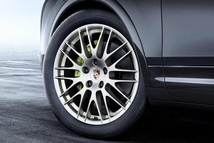 RSスパイダーデザインの大径20インチホイール。