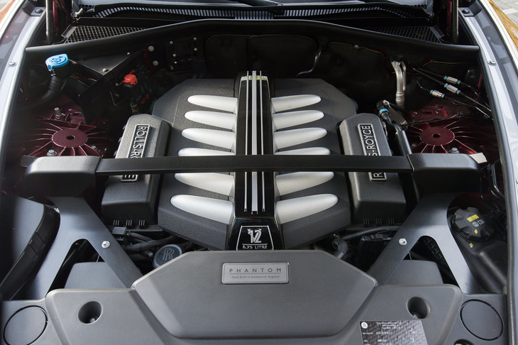 パワープラントには最高出力571ps、最大トルク900Nmを発生する、6.75リッターV12直噴ツインターボエンジンを採用。トランスミッションはトルコン式の8段ATが組み合わされる。