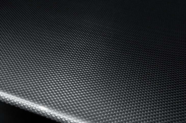 軽さと強度の高さが特徴のCFRP。自動車への利用としては、英マクラーレンがF1マシンに採用したのに端を発する、モータースポーツ由来の技術である。近年では、量販モデルでも空力パーツやボディーの一部に使用する例が出てきているが、ボディーの大部分に使用するとなると、今でもスーパーカーをはじめとした一部のモデルに限られている。