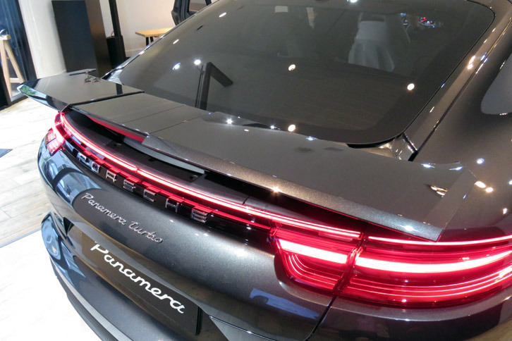 ポルシェ・パナメーラ ターボ（可動式リアスポイラー）