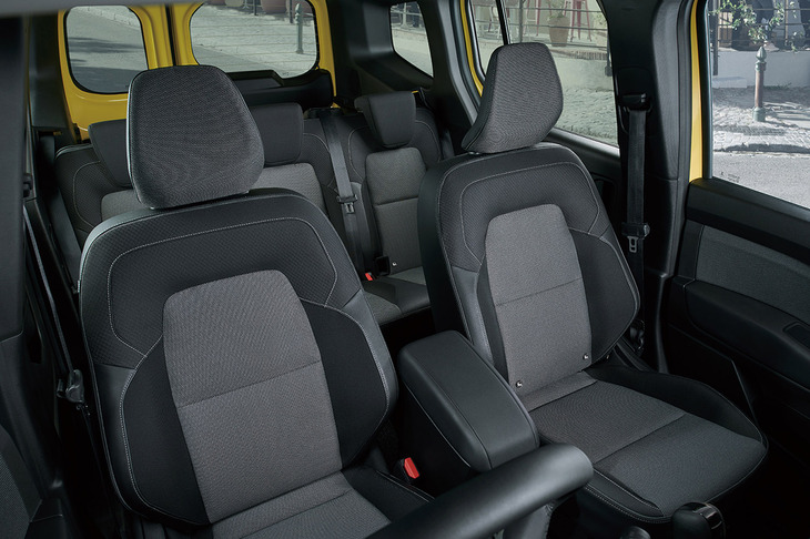 新型「カングー」のキャビン。ダッシュボードに3層構造の防音材が使用されたほか、エンジンルームや前後サイドドアに防音材を追加し、すべての窓ガラスの厚みも増している。こうした改良の結果、可聴音声周波数が10％向上し、室内での会話が聞き取りやすくなったという。