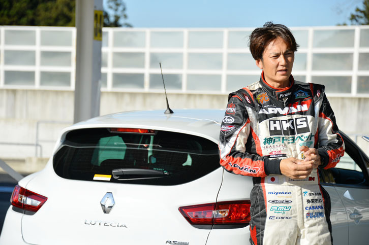 谷口信輝（たにぐち のぶてる）
	1971年生まれのレーシングドライバー。「トヨタ・アルテッツァ ワンメイクレース」を皮切りに、30歳で本格的にレース活動を開始。以来、スーパー耐久のST1クラスやSUPER GTのGT300クラスでチャンピオンを獲得するなど、国内のレースで数々の勝利を重ねる。