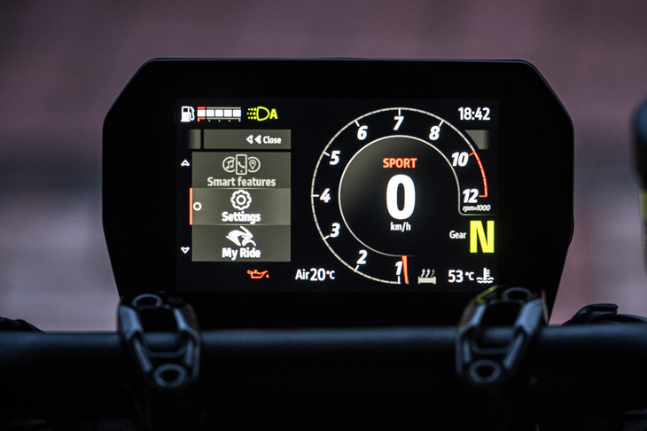 従来型より16％もサイズが大きくなった、5インチTFTディスプレイ。周囲の明るさに応じて切り替わる昼／夜モードに加え、「ロード」「ロード・プロ」の2つの表示デザインを用意することで、走行状況にかかわらず、常に高い視認性を実現している。