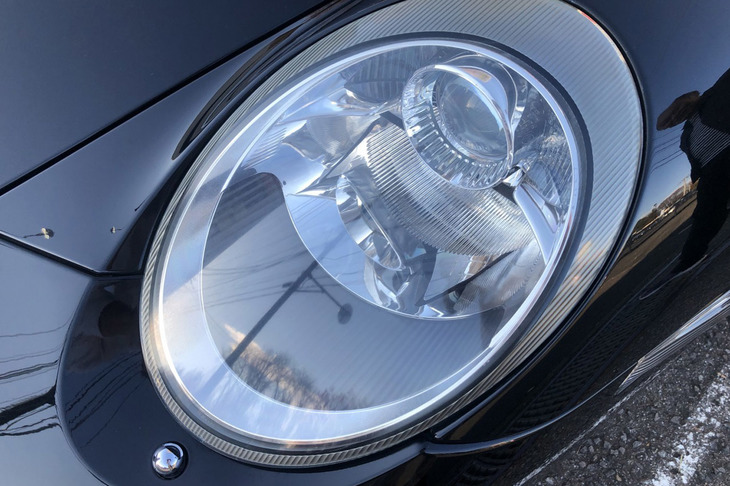 S氏の997型「911」のヘッドランプはピカピカだった。ここが黄ばんでいると911は貧乏くさく見える。そういえばS氏の996型のヘッドランプは黄ばみが落とされ、白いボディーカラーのノーマル車ということもあり、意外と上品に見えたことを思い出した。