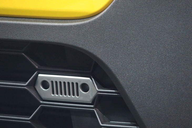 ジープ・アベンジャー ローンチエディション（フロントバンパーのアイコン）