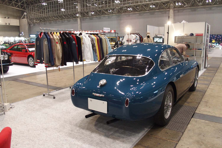 VINTAGE LOVERSの出展ブースと「フィアットV8ザガート」。