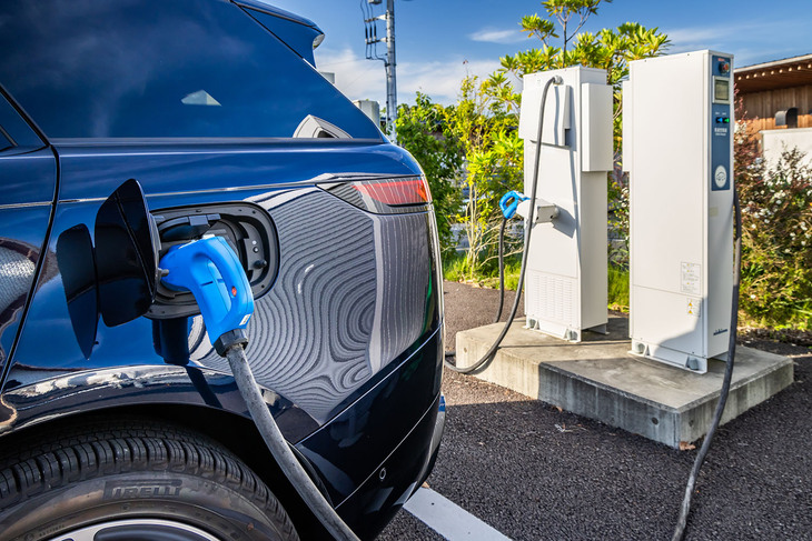 急速充電中の「レンジローバー・スポーツ オートバイオグラフィーP550e」。クルックフィールズにはCHAdeMO規格の急速充電が2基設置されている。この電力も場内のメガソーラーを用いてつくられている。