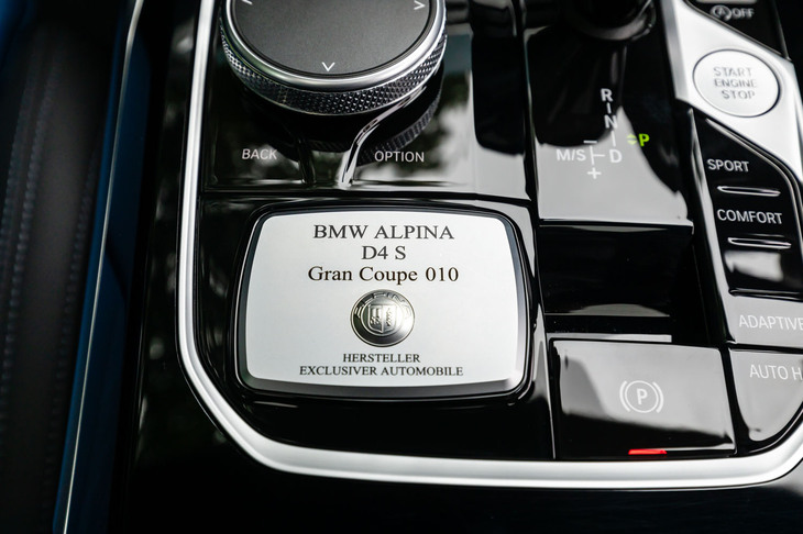 センターコンソールに貼られたプロダクションプレート。この試乗車のシリアルナンバーは「010」。