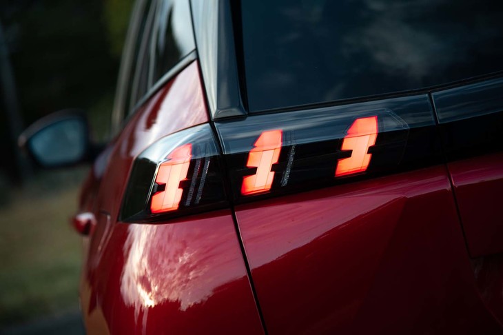 最新のプジョーではおなじみのライオンの爪あとをモチーフとしたリアコンビランプ。