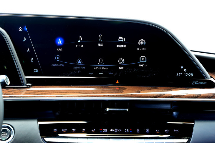 インフォテインメントシステム「CUE」のデザインも刷新。自車周辺の様子を200万画素の鳥瞰（ちょうかん）図で表示するサラウンドビジョンや、ゼンリン製の完全通信車載ナビなどの機能も搭載される。