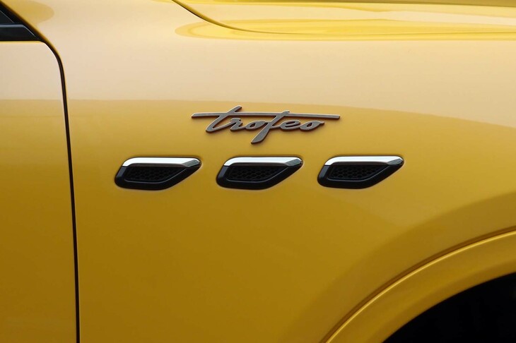 マセラティ・グレカーレ（フロントフェンダー部のエンブレム）