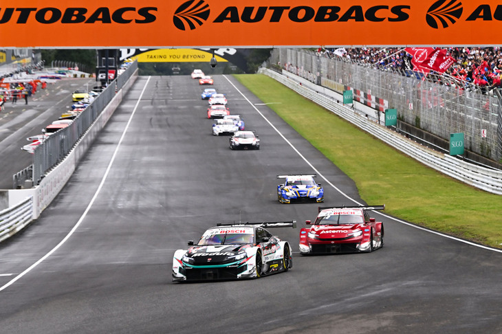 GT500クラスのスタートシーン。1、2、4、6、7番手と、上位をHRC PRELUDE-GT勢が占めた。