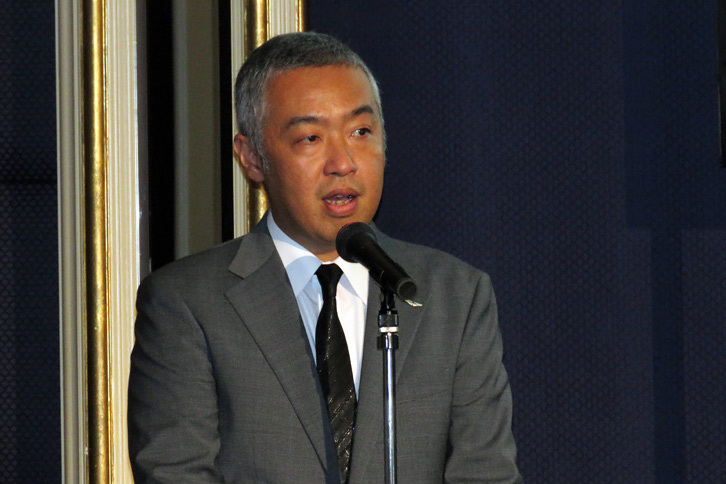 お披露目会であいさつをする、アストンマーティン・ジャパンの寺嶋正一氏。