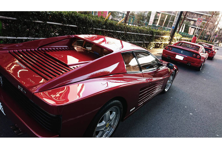 N氏のメタリックワインレッドの「512TR」は、コーンズ・フェラーリ取り扱い15周年記念車。筆者がかつて乗っていた同モデルの姉妹車にあたる。