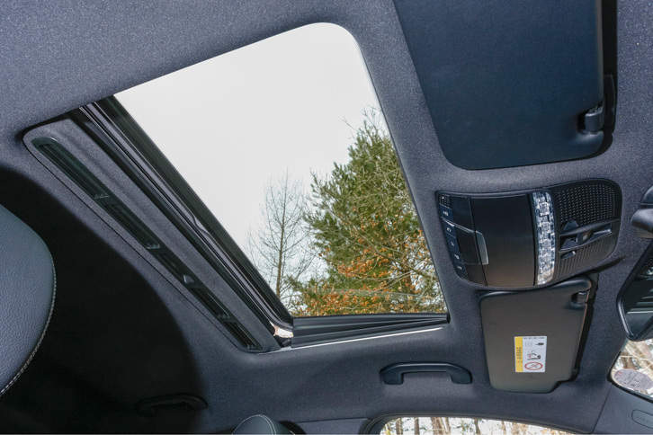 「本革仕様」にはガラススライディングルーフが装備される。