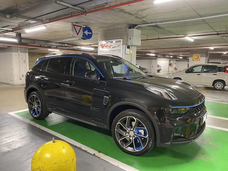 サイドウィンドウとホイールの一部にブルーのアクセントが用いられている。約10年前の「BMW i3」で実践された環境に優しいクルマの訴求手法は、今日でも健在だ。