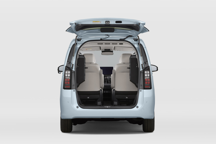 3列目シートをはね上げた様子。折りたたんだシートの固定位置は、従来型よりも90mm引き下げられている。