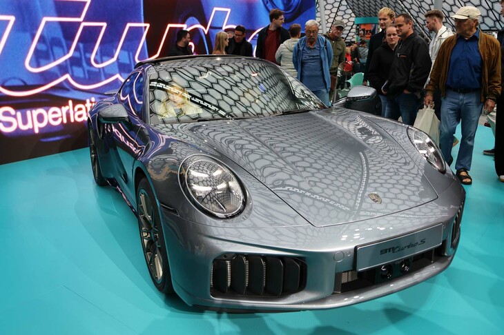 「ポルシェ911ターボS」。2024年発表の「GTS」に1基搭載された電動ターボチャージャー「eTurbo」を2基備えている。