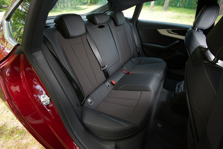 「スポーツバック」のリアシートは3人掛け仕様。十分なヘッドスペースが確保されており、大人でも無理なく長時間を過ごすことができる。