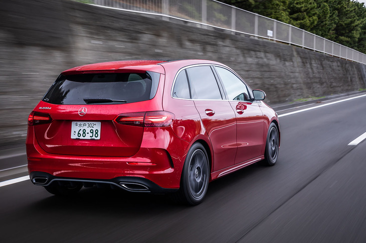 「Bクラス」の外板色は、今回の試乗車がまとっていた13万円の有償色「パタゴニアレッド」のほか、「ポーラーホワイト」や「コスモスブラック」など、全8色から選択できる。