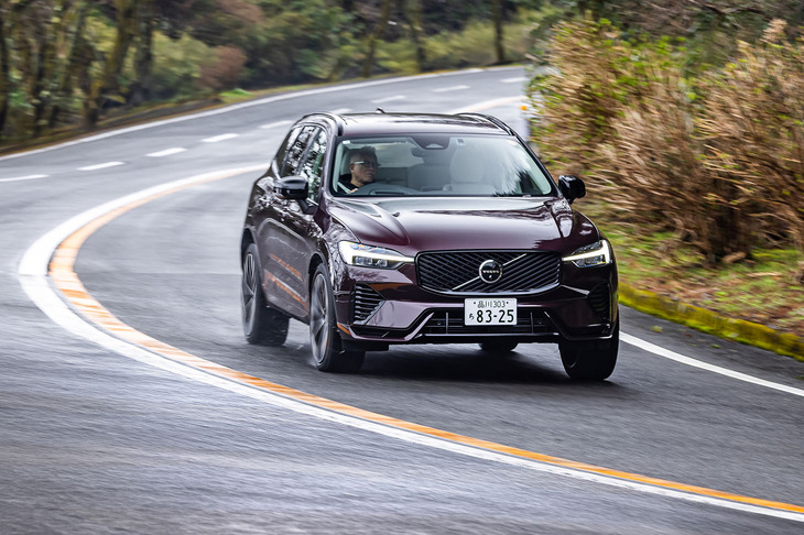 中高速コーナーが連続する箱根のターンパイクを行く「XC60ウルトラT6 AWDプラグインハイブリッド」。車重は2t超の2180kgだが、素早い身のこなしをみせる。今回試乗した車両の外板色は「マルベリーレッド メタリック」と呼ばれる新色。