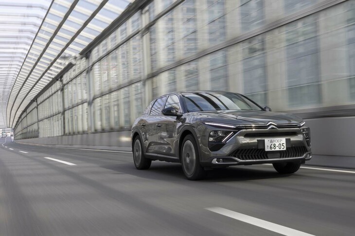 アダプティブクルーズコントロールやレーンポジショニングアシストなどの運転支援システムはすべて標準装備。ボタンひとつで設定速度を制限速度に合わせることができる。