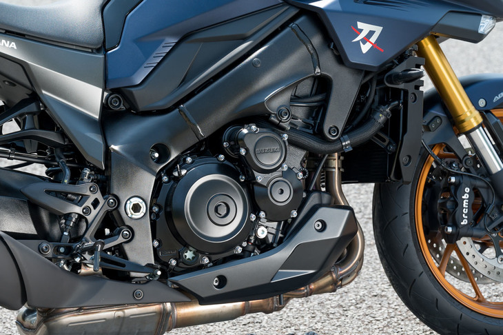 エンジンは最高出力が148PS/1万rpmから150PS/1万1000rpmとなり、やや高回転型のキャラクターとなった。