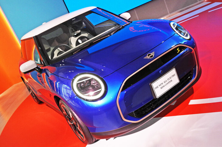 今回のお題は、みんな大好き「MINI」の新型。モデルチェンジで、ずいぶんつるりとしたデザインとなったが……。
