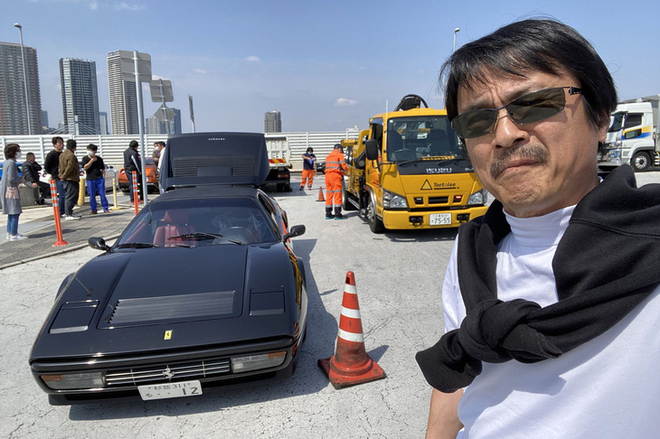 “黒まむしスッポン丸”ことわが愛車1989年モデルの「フェラーリ328GTS」で首都高をドライブ中、エンジンフードから煙が！ 急いで辰巳PAに滑り込んだ。